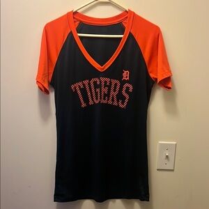 Detroit tigers v neck tshirt size medium